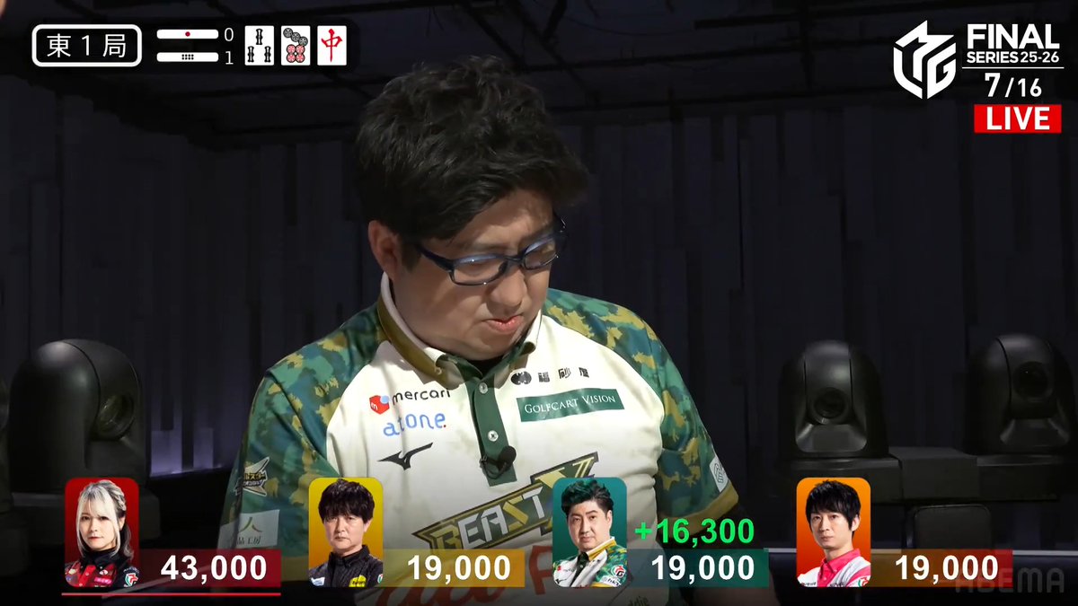#Mリーグ 2025-26試合ダイジェスト📹 東1局1本場 #鈴木大介 選手の倍満のアガリ！ 親の亜樹選手がドラの🀒を暗槓したトイトイ聴牌！ 大介選手も2種の新ドラが全て乗ったトイトイ聴牌！ ここを制したのは大介選手！ 西・中・トイトイ・ドラ6の倍満でトップ目に立つ！ 👇動画タップで今すぐ無料視聴