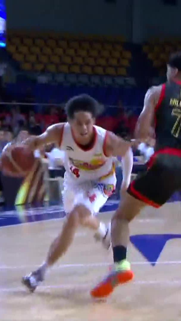 INSPIRED ANG GALAWAN 😁 Andrei Caracut fearlessly attacks the lane and banks in a high-arcing shot off the glass for the Rain or Shine Elasto Painters against the Titan Ultra Giant Risers in the opening quarter of their PBA Season 50 Commissioner's Cup clash. #PBA50 #PBA50LID