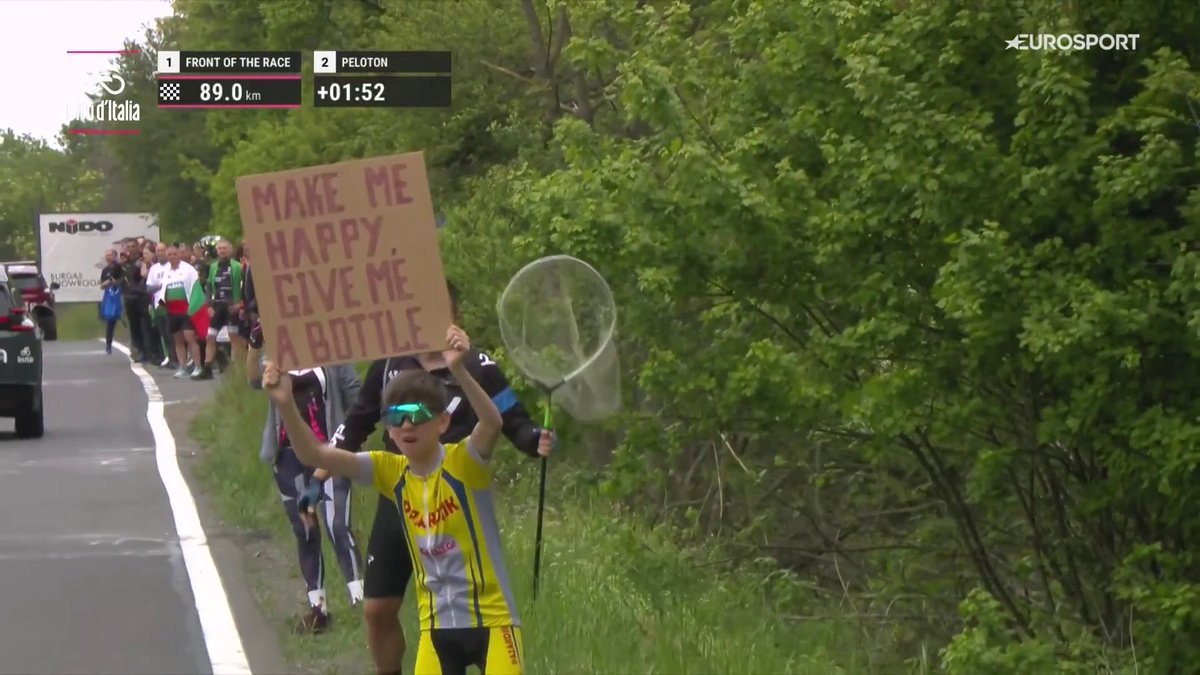 🍼 "Hazme feliz. Dame un bidón" 🚴🏼‍♂️ Deseo concedido. Así es el ciclismo. 😊 #Giroditalia