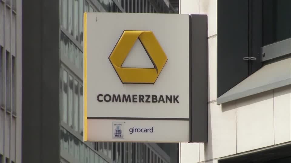 Commerzbank plans to cut 3,000 jobs to help it reach more ambitious profit targets as part of a strategy to fend off a takeover by Italy's UniCredit, the German bank said