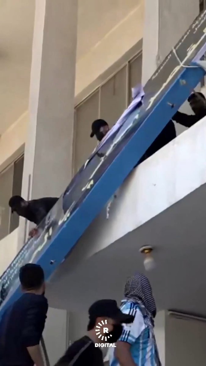 Suriye yönetiminin Kürtçe tabelayı kaldırmasına tepki gösteren Haseke halkı, yeni tabelayı indirdi.