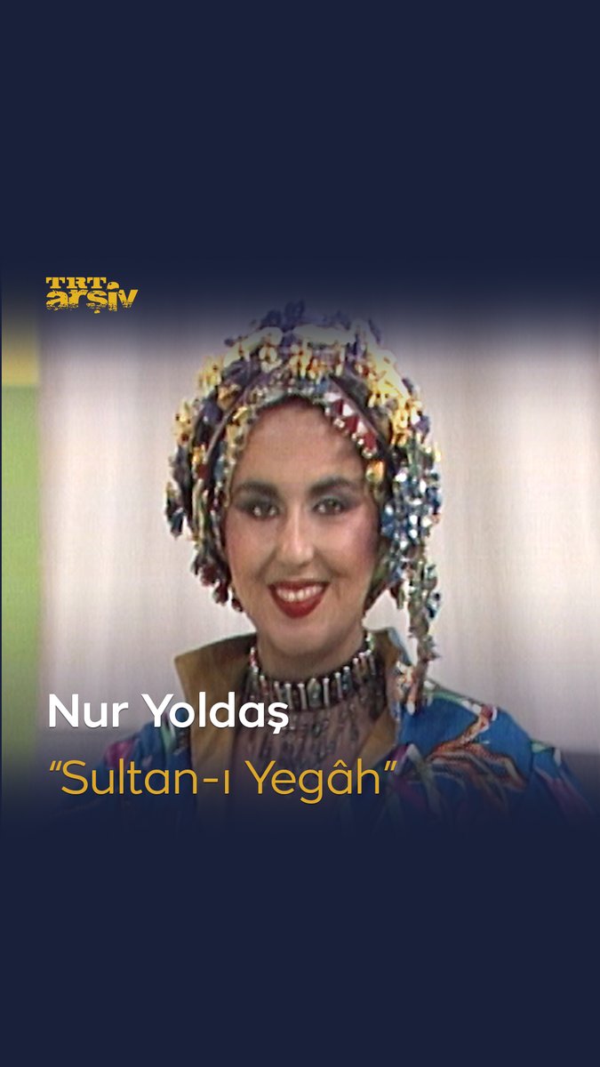 “Şamdanları donanınca eski zaman sevdalarının Başlar ay doğarken saltanatı sultan-ı yegâhın” Nur Yoldaş, Attila İlhan’ın şiirinden bestelenen şarkıyı söylüyor. 🎶