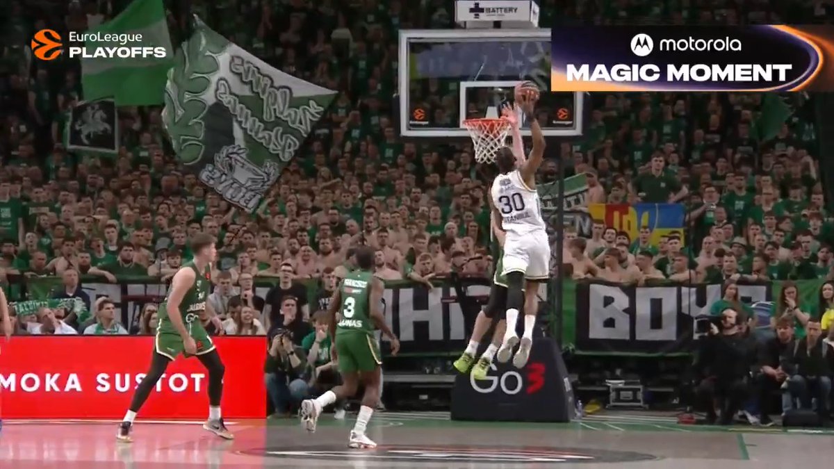 Chris SILVA with the WILD POSTER JAM 🤯 #MotorolaMagicMoment motorola I Fenerbahçe Beko