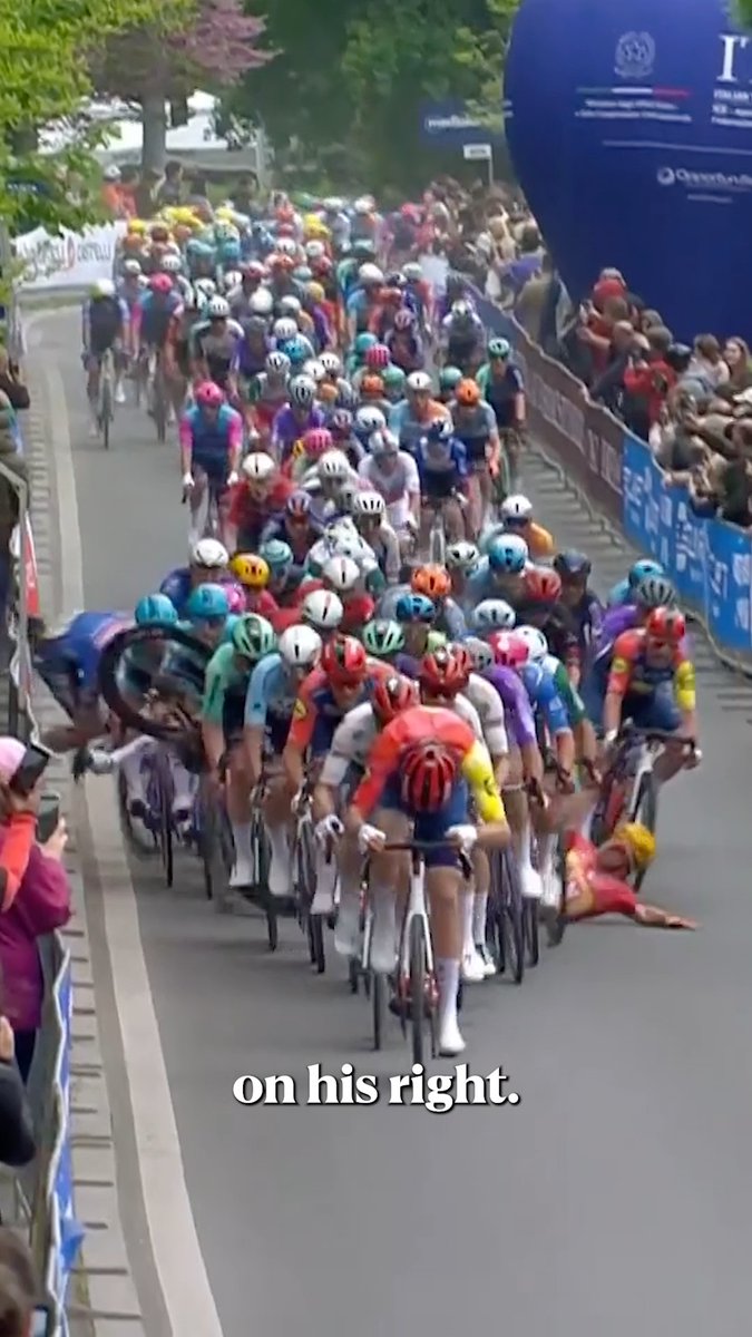 #GirodItalia 🇮🇹 / #Sécurité ⚠️ Ce genre de barrière dans le dernier km de la première étape d’un grand tour taillé pour les sprinteurs…
