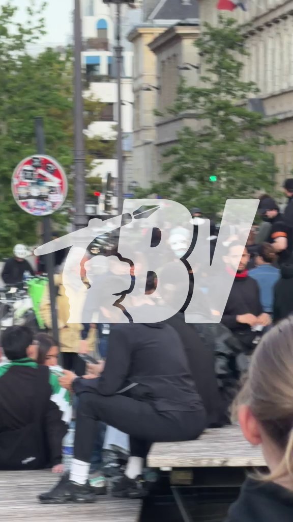 La Préfecture de police a prévu un dispositif léger pour encadrer le rassemblement antifa devant le Panthéon. Des manifestants sont cagoulés, sans que les forces de l’ordre interviennent.