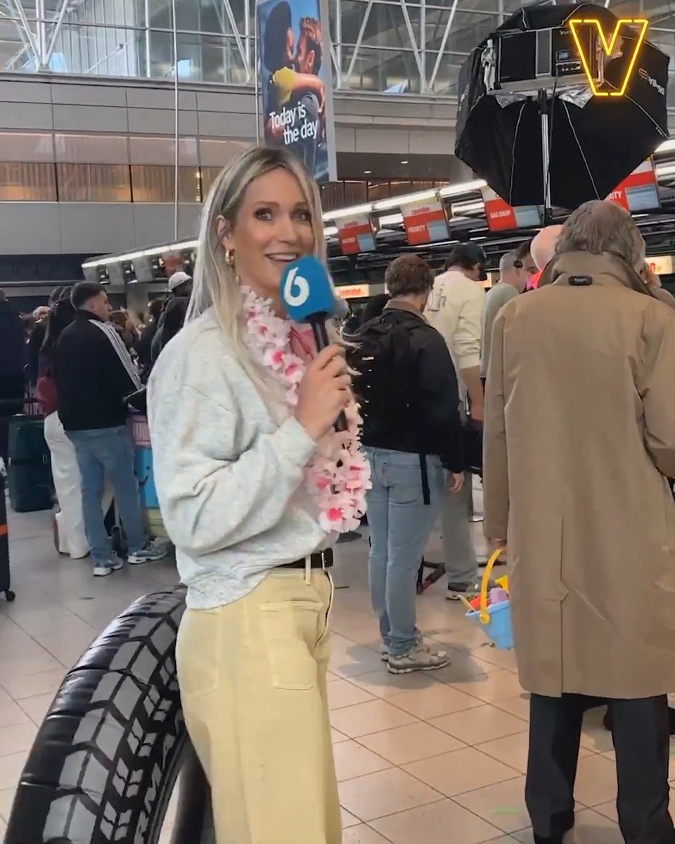 Een kijkje achter de schermen bij de opnames voor de tv-commercial op Schiphol! 🙌🌴 #vandaaginside