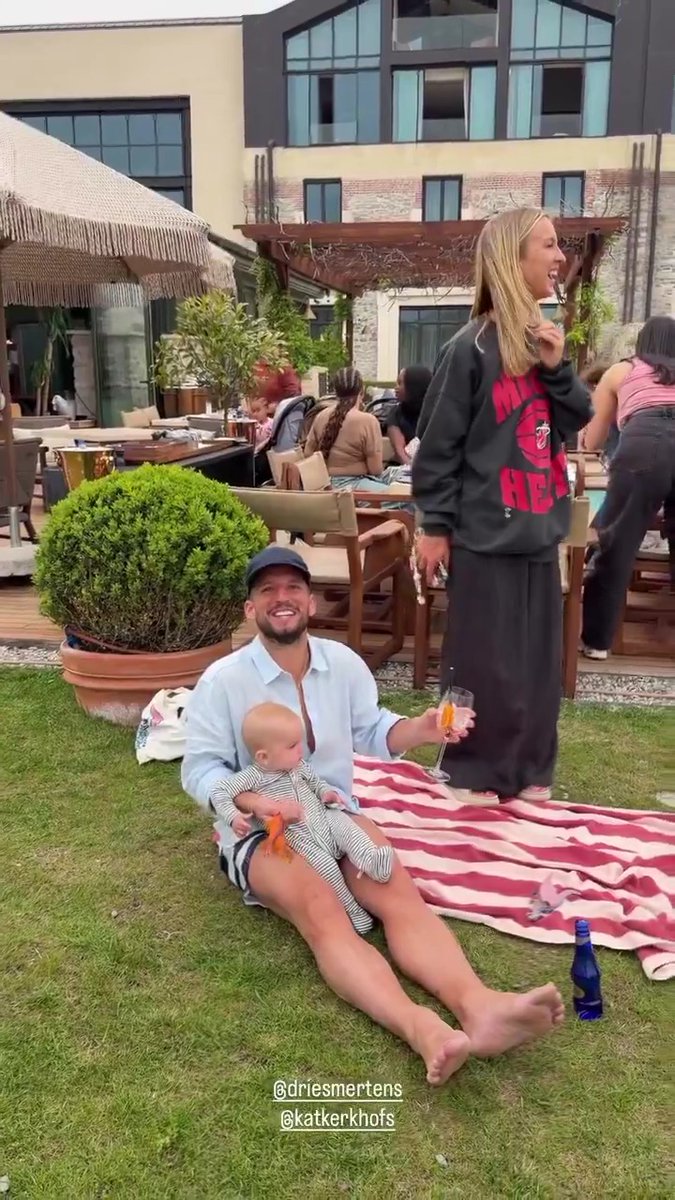 Ciro top oynarken Mertens çocuk bakıyor 😅