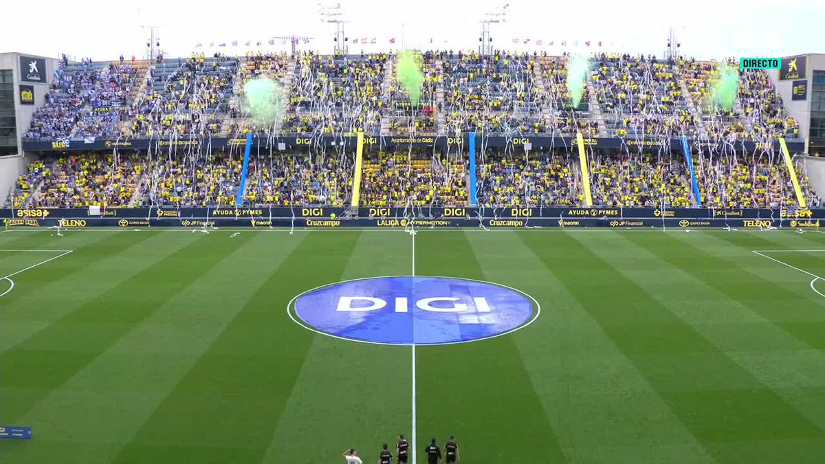 ¡Lluvia de papel en el Nuevo Mirandilla! 👀🔥 La grada del Cádiz sabe que mientras haya unión, siempre habrá motivos para creer⚔️ #LALIGAHYPERMOTION