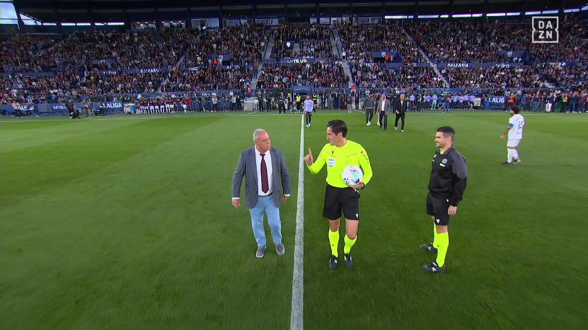 El precioso homenaje del Levante UD a Raimon, su jardinero, que se jubila después de 38 años 💙❤️ Así se despide a un icono del club, así se despide a quien siempre ha estado a tu lado 👏👏👏 #LALIGAenDAZN ⚽