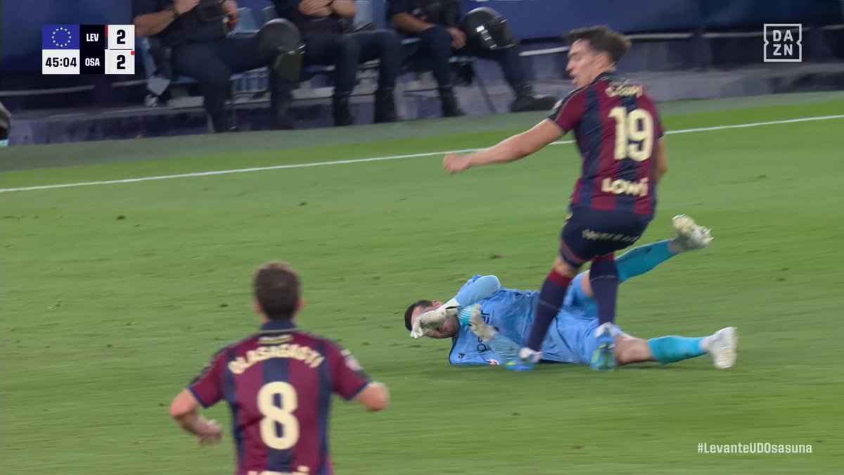 ¡Expulsado Sergio Herrera por tocar el balón con la mano fuera de su área! 🟥 El portero de Osasuna intentó despejar... y no le salió bien 😳 #LALIGAenDAZN ⚽