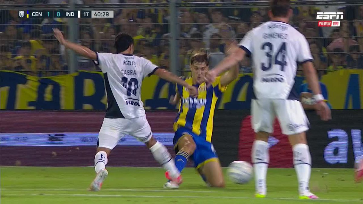 #Central En el último partido en el Gigante, pasó esto y nadie dijo nada. Ahora los dirigentes y algunos periodistas de Independiente lloran el arbitraje. No ví que hayan hecho un análisis de esta jugada, que era para roja.