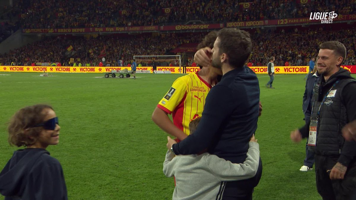 Jean-Louis Leca jouait avec Walid Mesloub, son capitaine au RC Lens. Aujourdโhui il est DS du club et le fils de Walid, Mezian Mesloub (2009) marque le but de la qualif en LDC. ๐ฃ๏ธ ยซ Il est venu manger des centaines de fois ร la maison ร 10 ans. ยป ๐คฉโค๏ธ๐