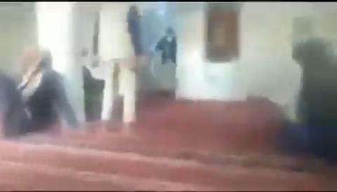 خطبة حوثية مزلزلة .. بعد تشريد الخطيب الفعلي للمسجد، تم السطو على المنابر وإرسال مثل هذا الجهبذ الحوثي !!! حتى السجاد تأثرت من الخطبة 😅