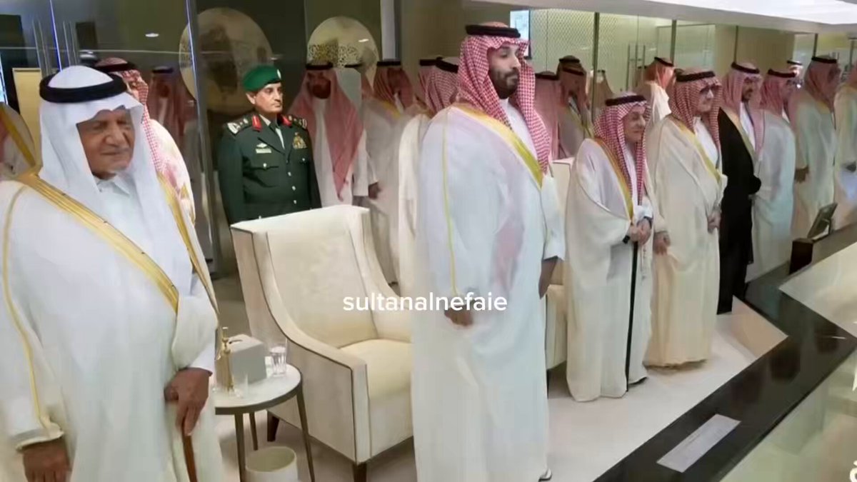 "السلام الملكي السعودي" 🔊 صوت الجمهور عالي؛ الأمير والله غالي 🇸🇦 "تحايا متبادلة بين الأمير وشعبه" سمو سيدي #ولي_العهد‌ الأمير #محمد_بن_سلمان‌، رسم الابتسامة لهم ورسموها له 🇸🇦 #ولي_العهد_يشرف_نهائي_كأس_الملك #اغلى_الكؤوس #الهلال_بطل_أغلى_الكؤوس