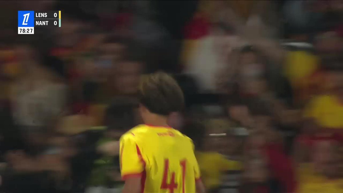 Mezian Soares tiene 16 AÑOS y hoy estaba haciendo su DEBUT EN PRIMERA con Lens. Esto hizo en la PRIMERA PELOTA QUE TOCÓ en su carrera como futbolista profesional. El sueño del pibe. 🤯⚽️