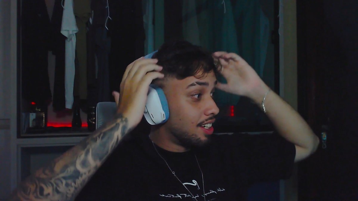 Todos nós ficamos emocionados às vezes, nesse caso, /bahiaqz se surpreendeu ao ver 11 mil pessoas o assistindo em sua stream! 💜💜💜