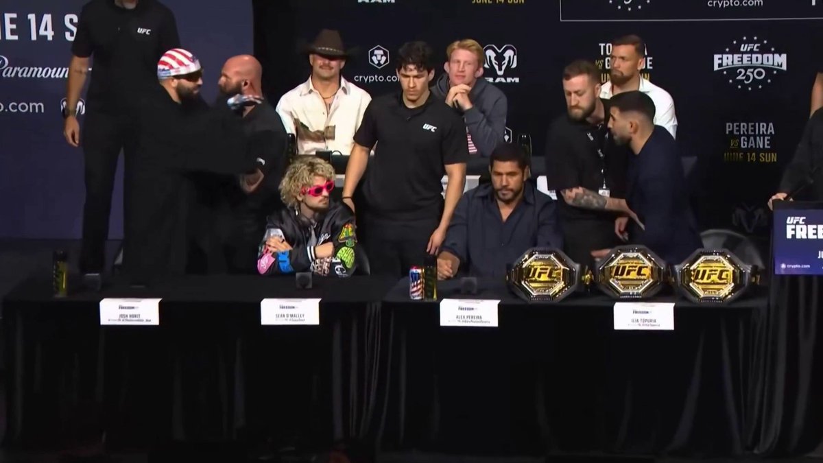¡La que se ha liado en la rueda de prensa del UFC Casa Blanca! 💥 Hokit ataca a Pereira y Topuria, que acaba lanzándole una botella El americano fue expulsado y ya no apareció ni en los careos #UFCHBOMax