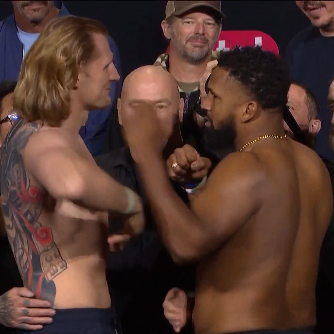 Que hace Volkov con esa manito en el hombro?? Quería bailar salsa? Mañana tendrá Waldo Cortes 🇩🇴👊