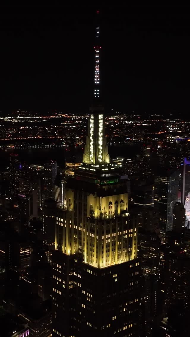Gold lights, sparkling every hour.✨ Text CONNECT to 274-16 to get alerts on my lights! See the lights live: