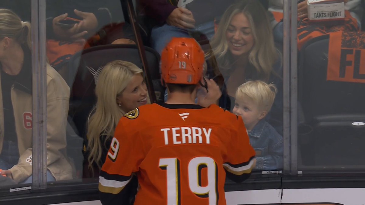 The kiddos love when Dad comes to say hi during warmups 🧡 #StanleyCup 🇺🇸: NHLonTNT 🇨🇦: Sportsnet & TVA Sports