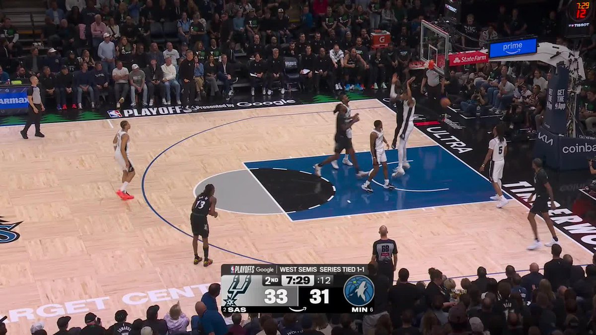 PUT WEMBY ON A POSTER! Julius Randle with an EMPHATIC poster over Victor Wembanyama 😤