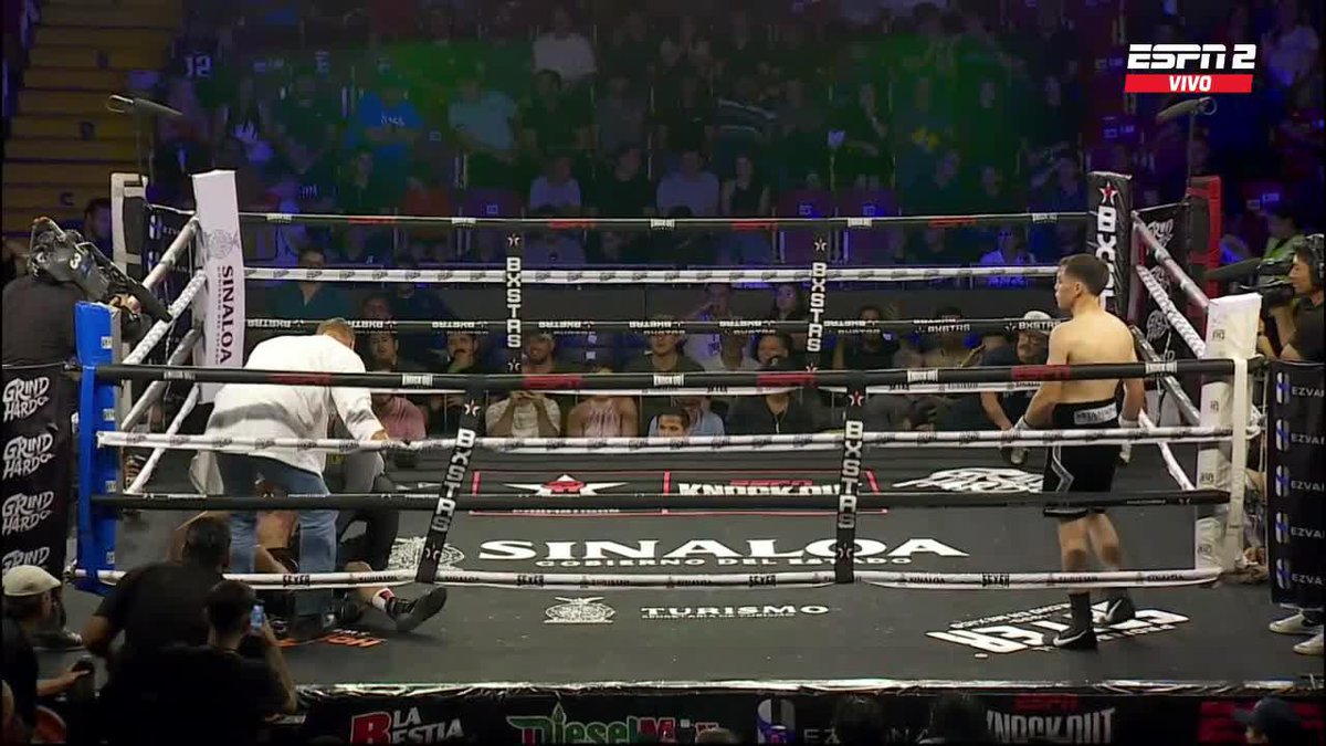 ¡ESPECTACULAR NOCAUT! Alan Jordan con un golpe fulminante y Juan Antonio Soto cayó de fea manera... Momento estremecedor. Disfrutas por ESPN Knockout y #DisneyPlus