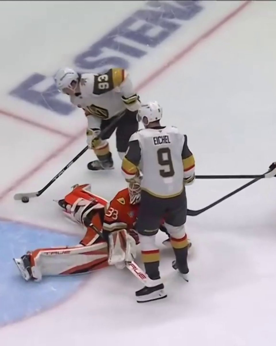 MITCH MARNER'S SECOND GOAL OF THE NIGHT IS A BEAUTY 🚨🚨 Vegas is up 4-0 against Anaheim in Game 3 😮
