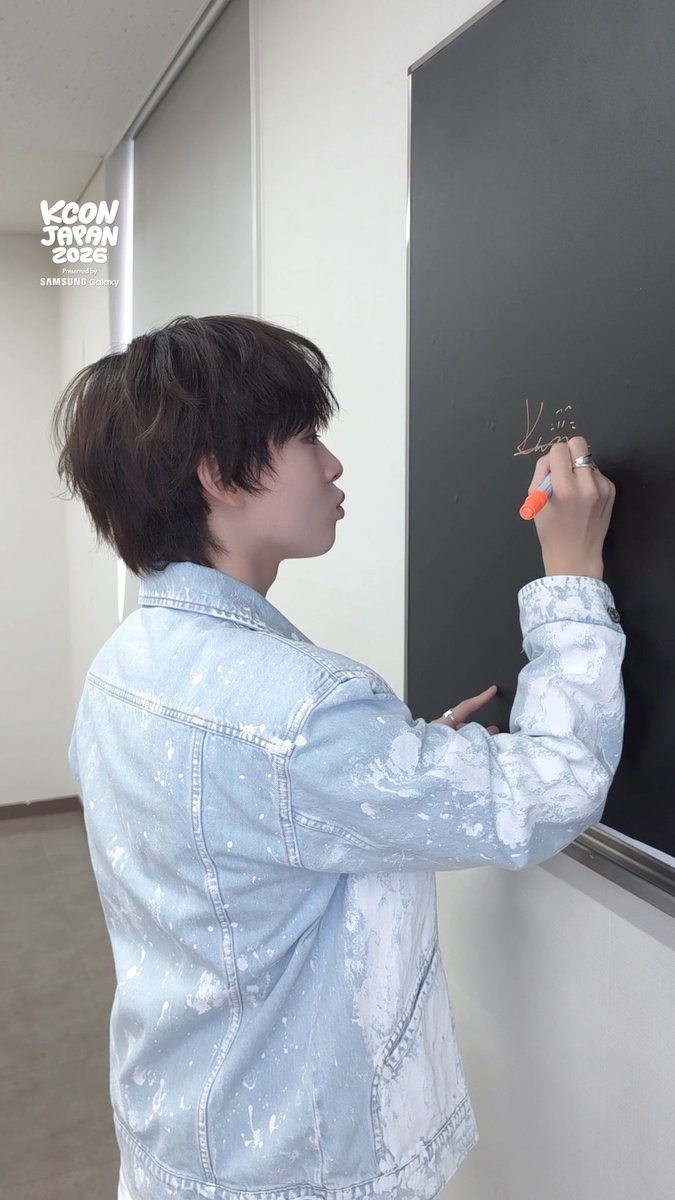 [#KCONJAPAN2026] ✍️#KickFlip Writes a Never-Forget KCON Moment! Watch till the end to see the unforgettable moment shared with KCONer! KCONerと一緒に作った忘れられない瞬間、ぜひ最後までチェックしてね！ KickFlip - KCON JAPAN 2026 MAY 8-10 Makuhari Messe Let's #KCON