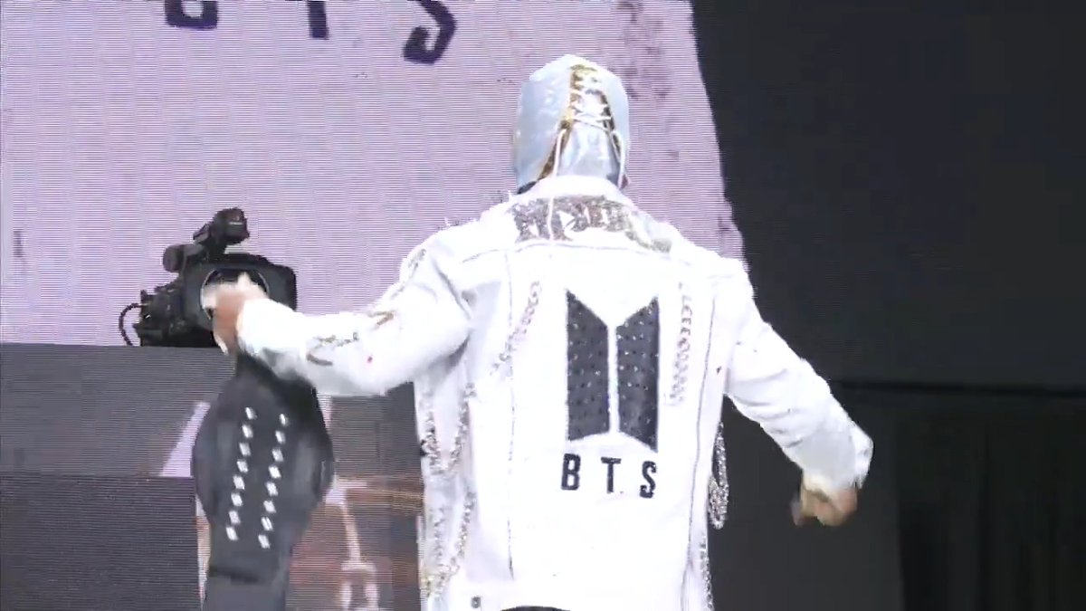 ¡HASTA MÍSTICO ES FAN DE BTS! 🤯 El Rey de Plata y Oro salió con un outfit muy ad hoc al grupo coreano que visita la CDMX este fin de semana 🇰🇷 #CMLLxFSMX