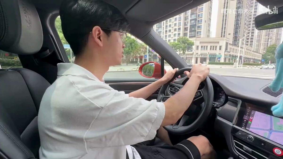 一个29岁的中国程序员，8年前从咖啡厅服务员做起，大学没毕业就辍学了。 他每天晚上在咖啡厅打烊后，用笔记本写代码。22岁那年，他把写好的AI交易代理上线了。从那以后，他再也没有手动下过一次单。 8年时间，这套代理帮他在国内期货市场赚到了1000万人民币。他用这笔钱买了一台保时捷Macan，还拍了一部纪录片。 纪录片里，他开着车在夜里穿城而过，镜头扫过交易桌，最后停在日落时分的独白： “我达到了目标，现在却什么感觉都没有。” B站48小时破400万播放。 所有讨厌996的年轻人把它当成梦想，所有家长把它当成“不用读大学也能成功”的证据。 而就在大家刷到第2分34秒的时候，有人把视频暂停，截了一张图，发到群里： “右边那台显示器，糖罐后面，看仔细。” 那不是期货终端，也不是他的主交易系统。 那是Polymarket的钱包界面——**gabagool22**。 868,862美元利润，28,620笔预测，2025年10月注册。 全部只做比特币15分钟市场，没有一笔是红色的。 纪录片里展示的期货代理，花了8年时间赚了1000万人民币。 而第二台显示器上的Polymarket代理，只用了4个月就赚了600多万人民币。 他其实同时跑着两套完全不同的代理。 一套在镜头前，另一套在镜头后面。 他告诉摄制组：“期货代理在我睡觉的时候也在跑。” 他没告诉任何人：当第一套代理睡觉的时候，第二套代理还在跑。 他只是配合着拍完了那部“空虚”的纪录片。 一个程序员，用AI把自己从交易里彻底解放了出来。 结果却要假装空虚，只为了让镜头好看。 我看完整个故事后，久久说不出话。 真正的顶级玩家，从来不是把事情做得更复杂， 而是把两套系统同时跑起来，然后把其中一套藏在镜头后面。