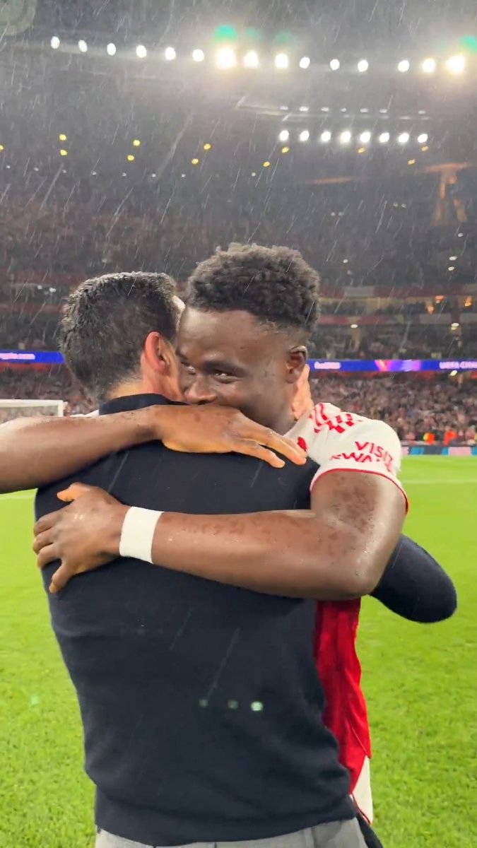 ／ サカとミケル・アルテタ監督の絆🤝 ＼ アーセナルはサカのゴールで勝利し、20年ぶりの #UCL 決勝の舞台へ🔥 試合後、決勝点を決めたエースは監督と熱い抱擁を交わした👏 #WOWOWでCL #サッカー熱も頂点へ