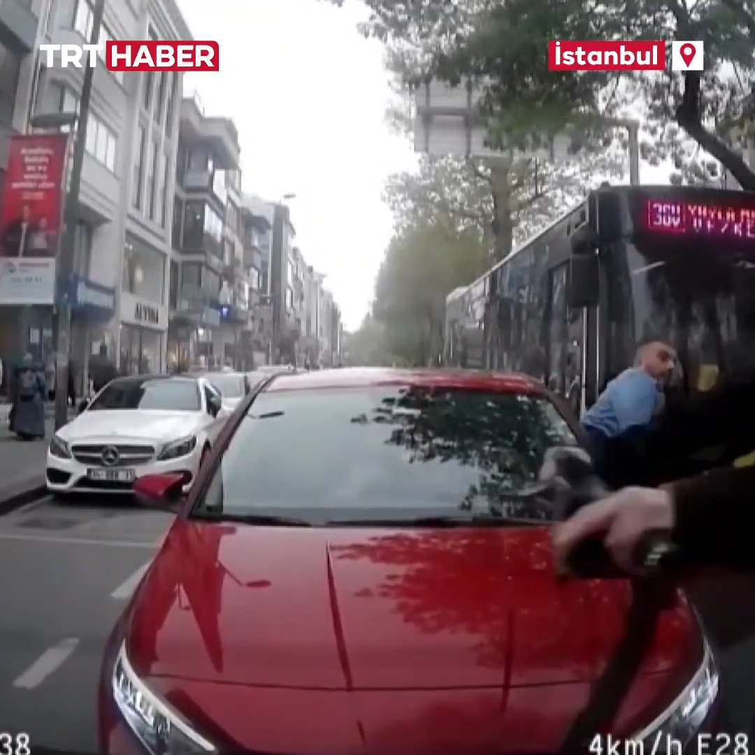 İstanbul Fatih'te bir aracı takip ederek tartışma çıkaran sürücüye 180 bin lira ceza kesildi. Sürücünün ehliyetine 60 gün el konuldu, araç 60 gün trafikten men edildi.