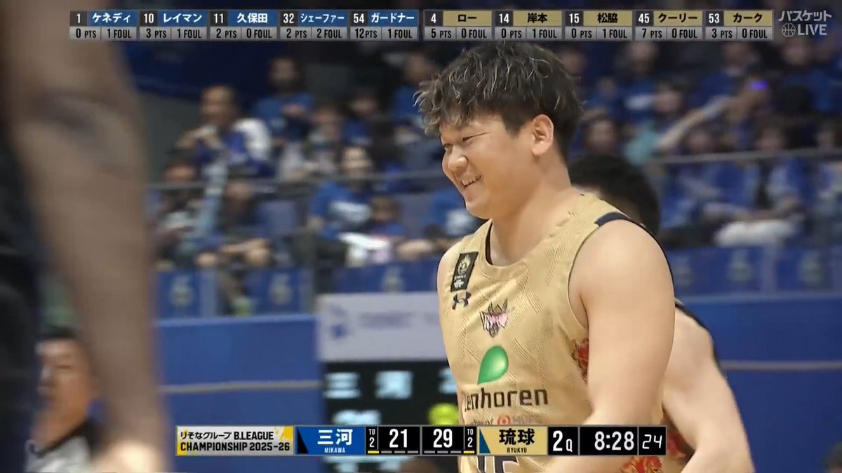 松脇圭志満面の笑み😄 岸本隆一の中への切り込みから👉松脇圭志へ 正確に3Pシュートを沈め納得の笑顔😉 シーホース三河 🆚 琉球ゴールデンキングス 🏀りそなグループ B.LEAGUE QUARTERFINALS 2025-26|GAME2 #バスケットLIVE ライブ/見逃し配信中📡 #Bリーグ B.LEAGUE(Bリーグ) 琉球ゴールデンキングス公式