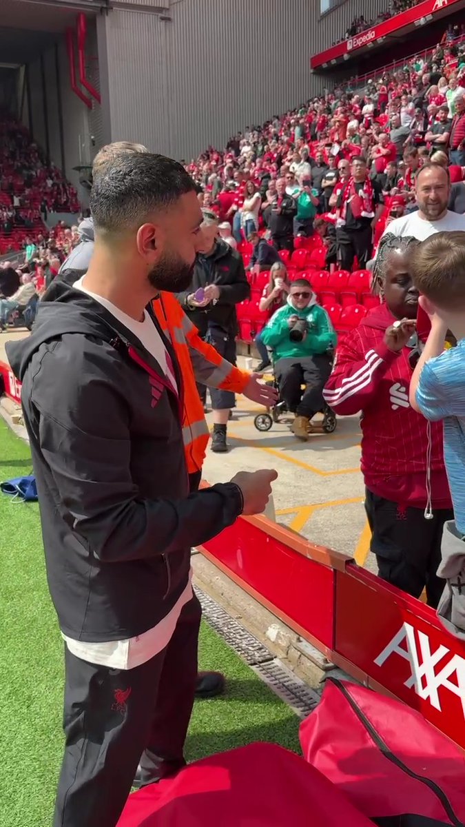 Mo Salah always has time for the Liverpool fans 🫶
