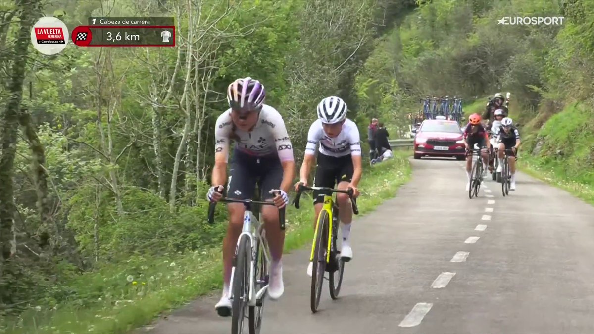 Van der Breggen se hunde. Paula Blasi se marcha. Acariciando un éxito insospechable hace solo un mes. #LaVueltaFemenina