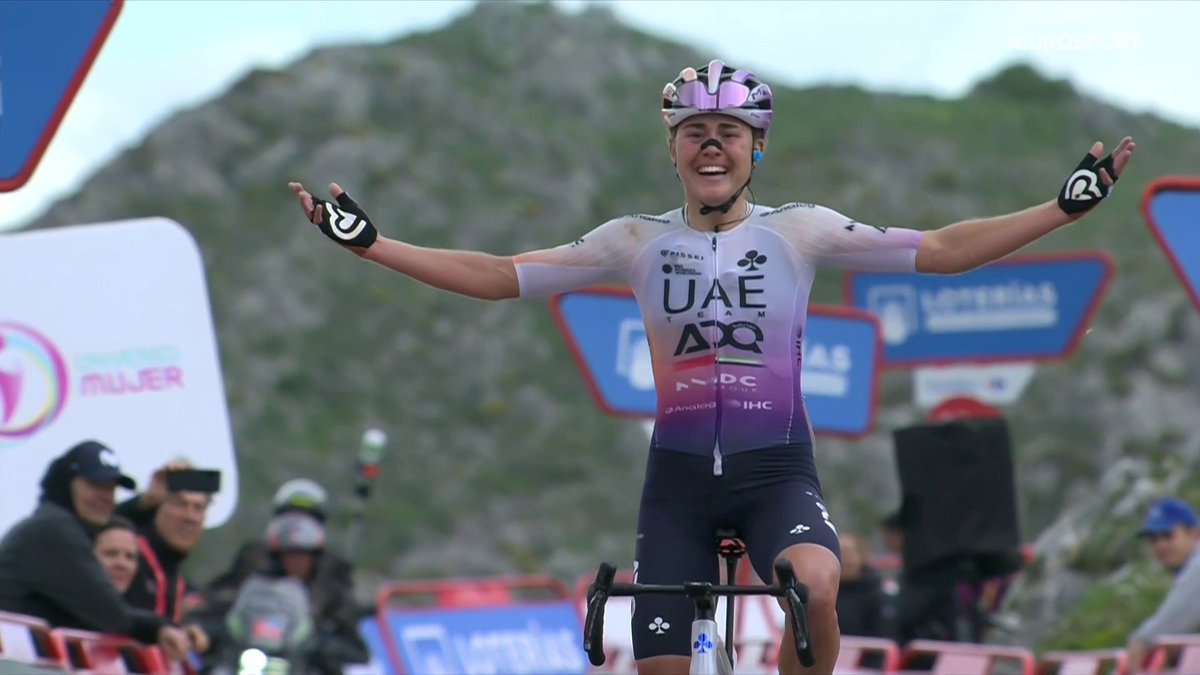 Hace dos años no era ni profesional. Ahora tiene una Gran Vuelta en su palmarés. Con 23 añitos. Nos tienes a tus pies, Paula Blasi Cairol. #LaVueltaFemenina | #LaCasaDelCiclismo