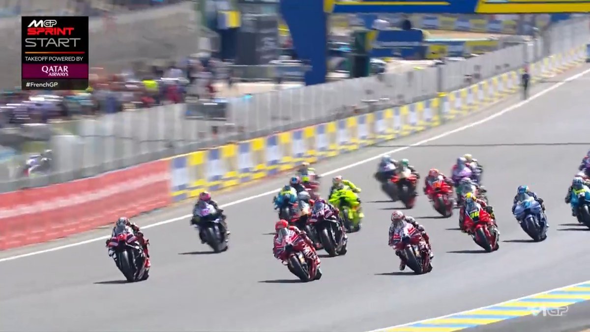 WE ARE GOOOOOO IN THE #TissotSprint! 🚥 Jorge Martín Almoguera ROUND THE OUTSIDE 🤯 #FrenchGP 🇫🇷