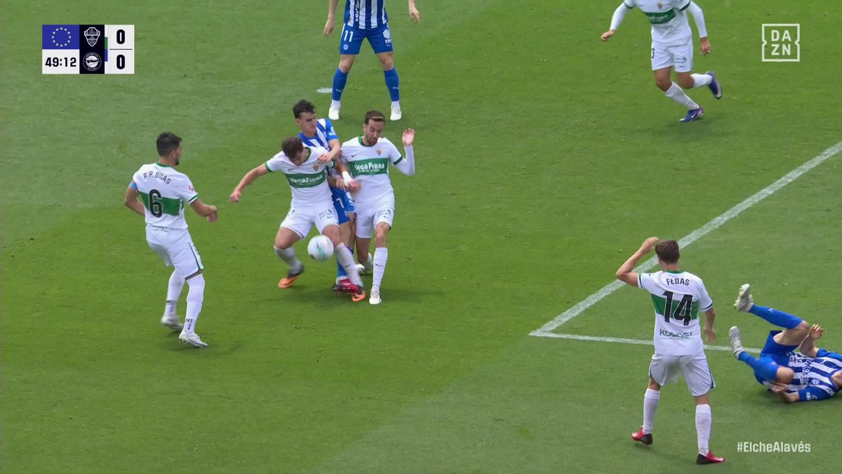 El penalti pitado a favor del Deportivo Alavés en el Martínez Valero #LALIGAenDAZN ⚽
