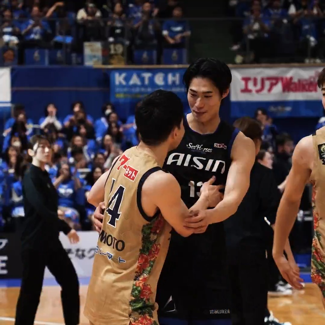 「頑張って！」 激闘のあと、健闘をたたえ合う須田侑太郎と岸本隆一。 琉球ゴールデンキングスがセミファイナル進出！！ 岸本隆一 Kishimoto Ryuichi Yutaro Suda 琉球ゴールデンキングス公式 シーホース三河 #Bリーグ #りそなグループ #Bリーグチャンピオンシップ