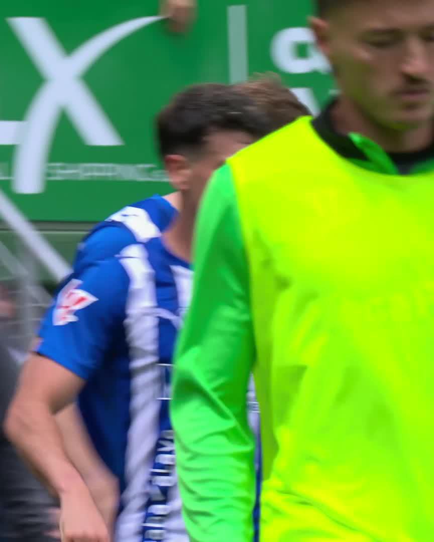 ¡Toni Martínez adelanta al Deportivo Alavés desde los once metros! 🦊 DesenlaceLALIGA | LALIGAHighlights | GOALITOS