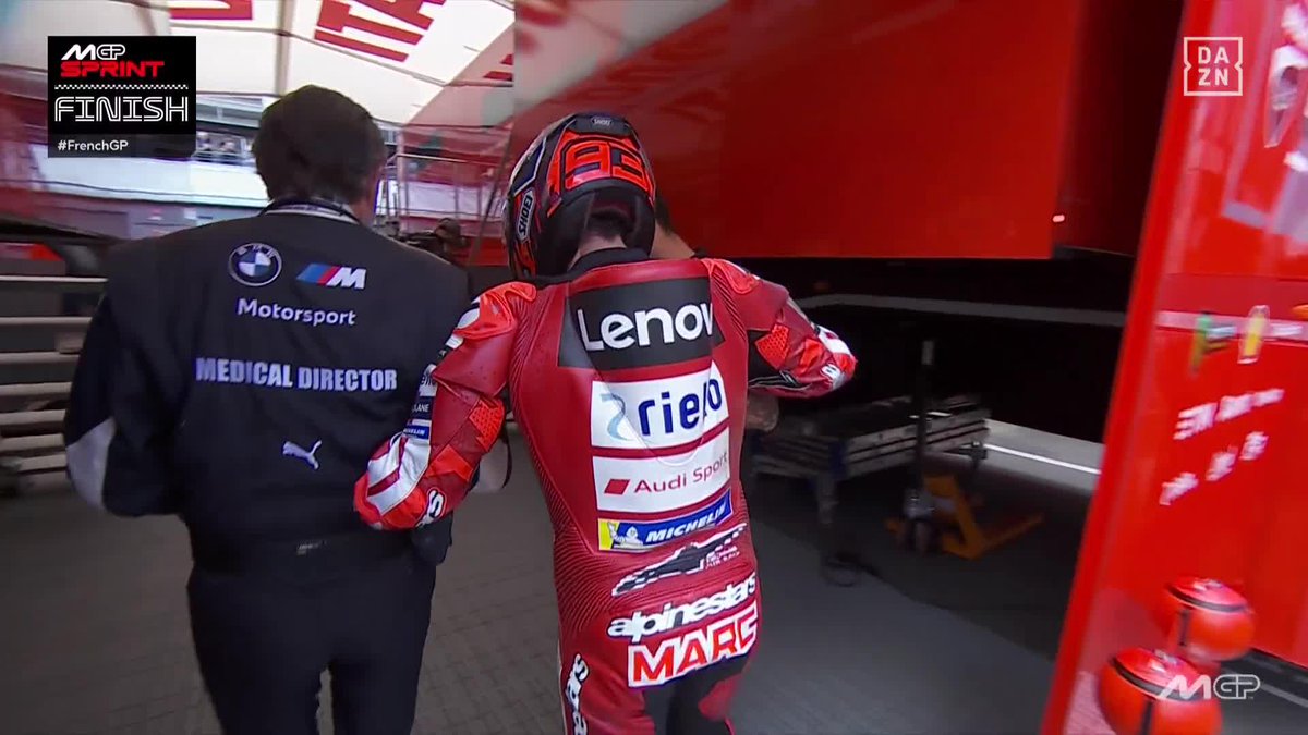 Una imagen que duele ver 😢 Marc Márquez, muy dolido y acompañado del doctor Ángel Charte, tras su durísima caída en la sprint 🙏🏻 #MotoGP 🏁 #FrenchGP 🇫🇷