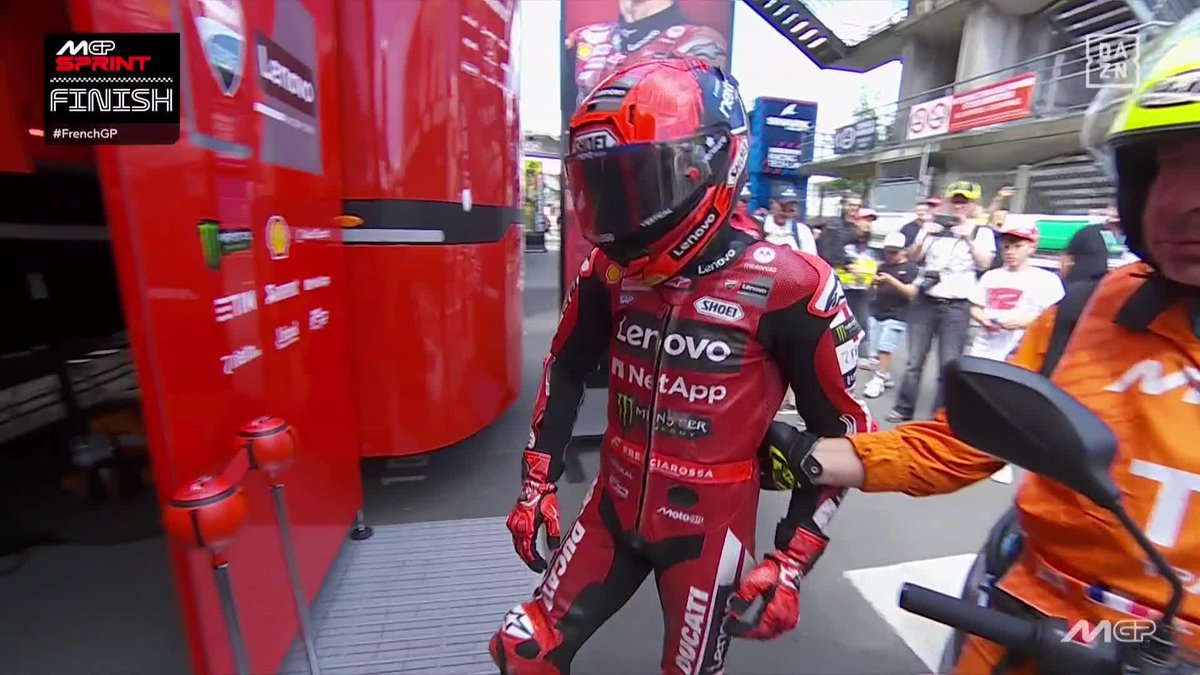 La imagen de la preocupación total en Ducati 🔴 Davide Tardozzi y Gigi Dall'Igna acudiendo al centro médico a interesarse por Marc Márquez #MotoGP 🏁 #FrenchGP 🇫🇷