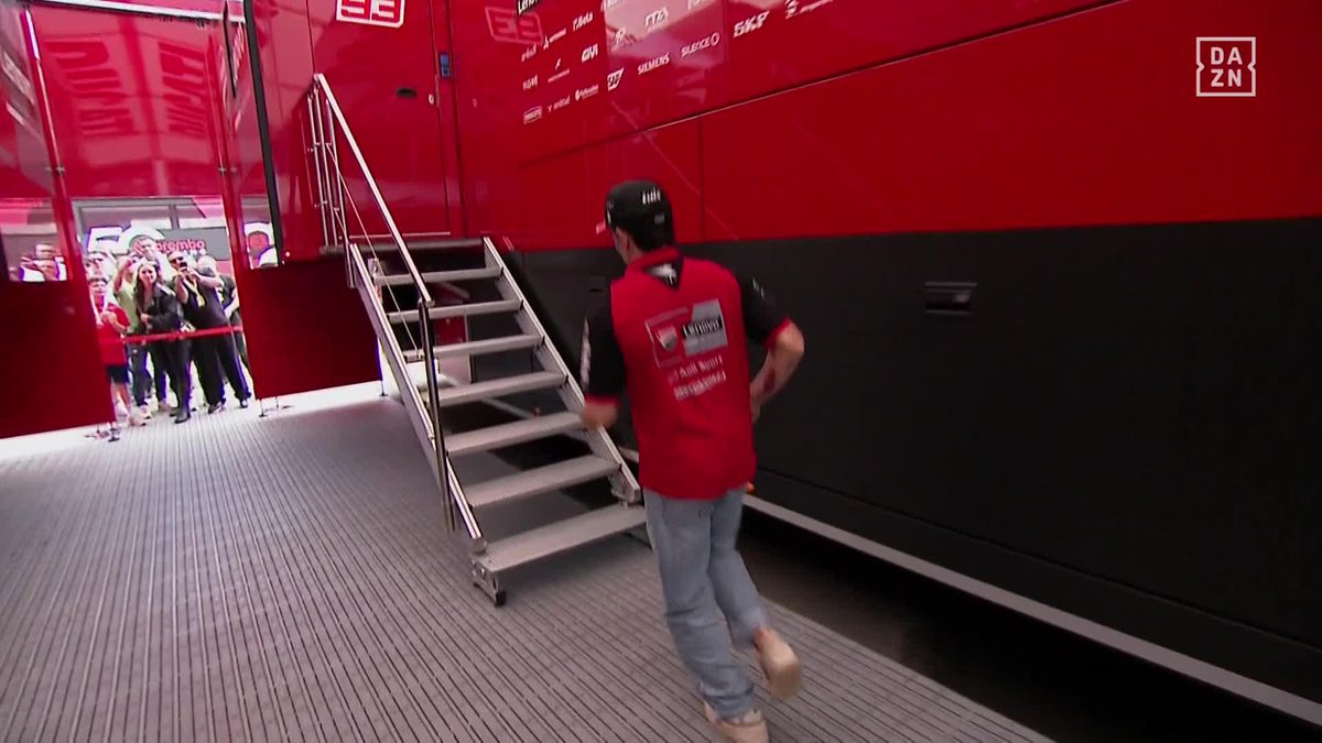 La imagen de Marc Márquez a la pata coja subiendo a su Motorhome #MotoGP 🏁 #FrenchGP 🇫🇷