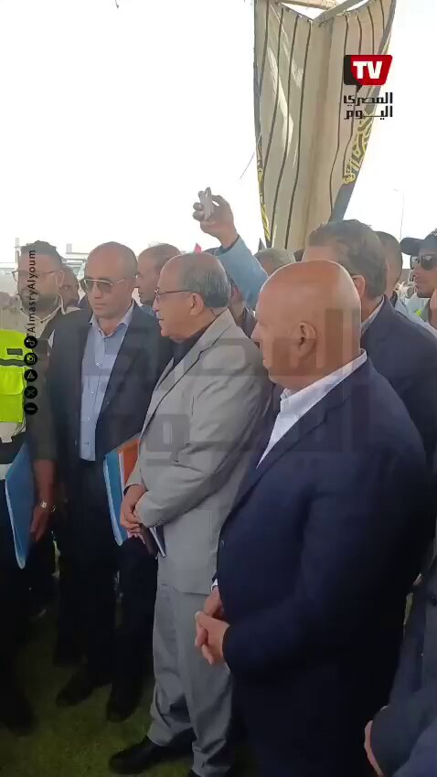 #كامل_الوزير ينفعل على مهندس مدني غلبان بعد ارتباكه في الشرح خلال تشغيل تجريبي لافتتاح طريق محور ديروط ويهينه قائلا «امشي خالص من قدامي.. امشي خالص؟». بأي صفة وبأي حق يا أفشل وزير نقل عرفته مصر، يا من مات بسبب غبائك الاف في حوادث قطارات وطرق، يا أبو خلفية عسكرية، تتعامل معه هكذا؟