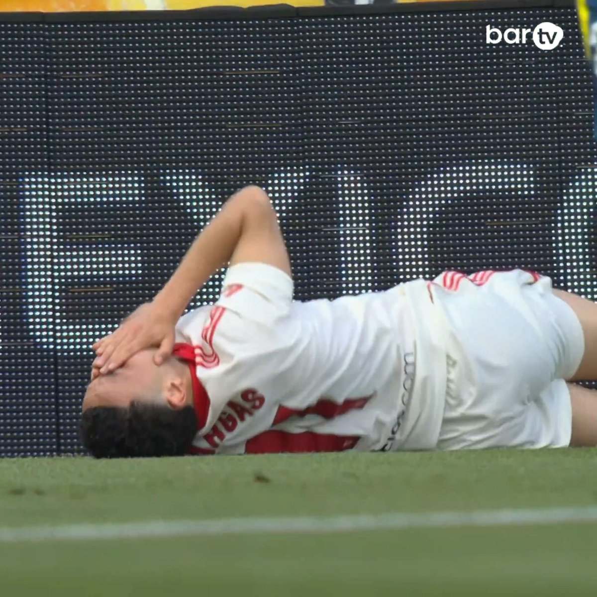 😡 Enfado morrocotudo del Sevilla Fútbol Club y Vargas en esta acción, ¿era penalti? #TodoPasaEnTuBar