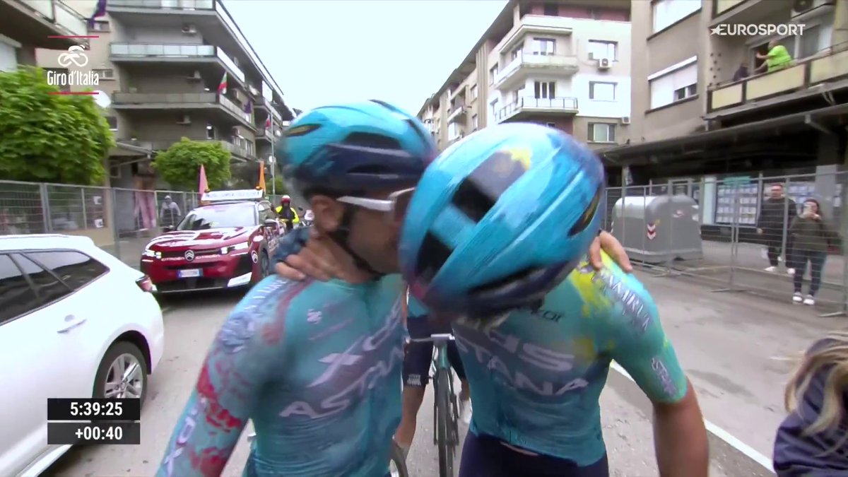 🇺🇾 Desde Uruguay con mucho 𝐩𝐮𝐧𝐜𝐡. 🩷 Thomas Silva, ciclista uruguayo del XDS Astana Team, se lleva la victoria en un final de absoluto infarto en la que es la primera participación de un ciclista uruguayo en el @GirodItalia #GirodItalia