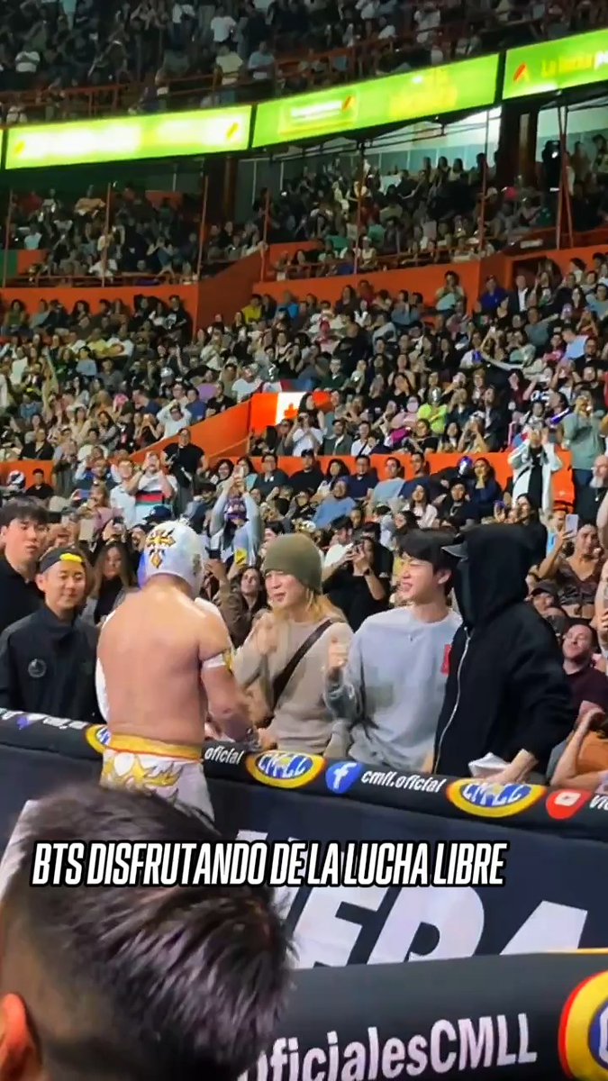 ¡BTS EN LA LUCHA LIBRE! 🇰🇷🇲🇽 El grupo de K-pop surcoreano aprovechó su visita a México para disfrutar de la lucha libre del CMLL y de paso apoyar al Místico en la Arena México 👏🏻
