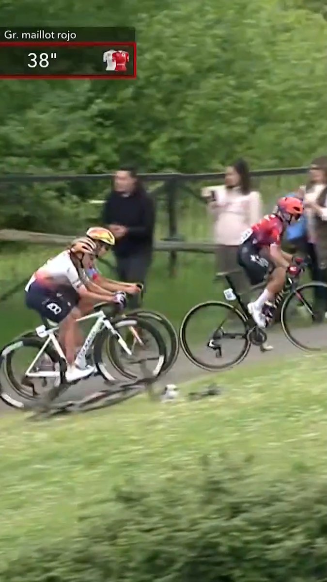Muy bien la realización RTVE/Heli (no hay trampa en la horizontal)/Motos TV en una ascensión tan complicada, sobre todo para las motos, de contar como es Angliru. (Vía Cycling on TNT Sports) #LaVueltaFemenina