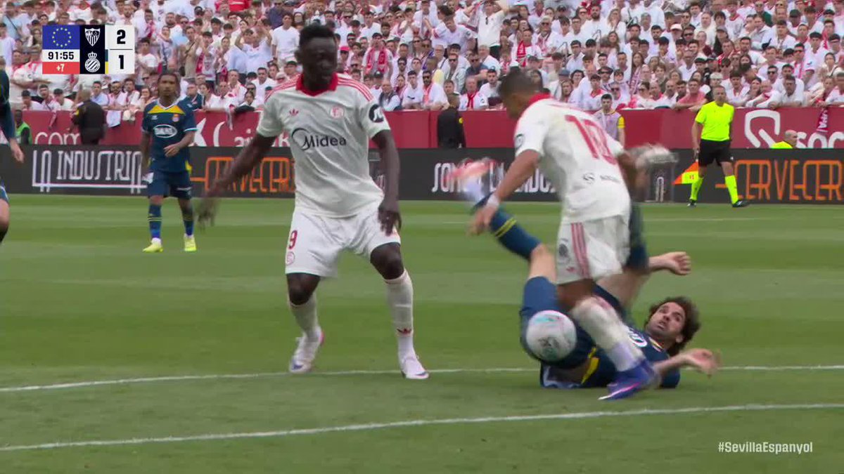 ¡ASISTENCIA DE MARAVILLA, GOLAZO Y REMONTADA ÉPICA DEL SEVILLA! ⚽ En el tiempo adicional y cuando Espanyol se aferraba al empate, Alexis bajó un balón en el área, se lo dejó a Adams y el nigeriano clavó el 2-1 definitivo, para un triunfo clave de los Nervionenses por #LaLiga.