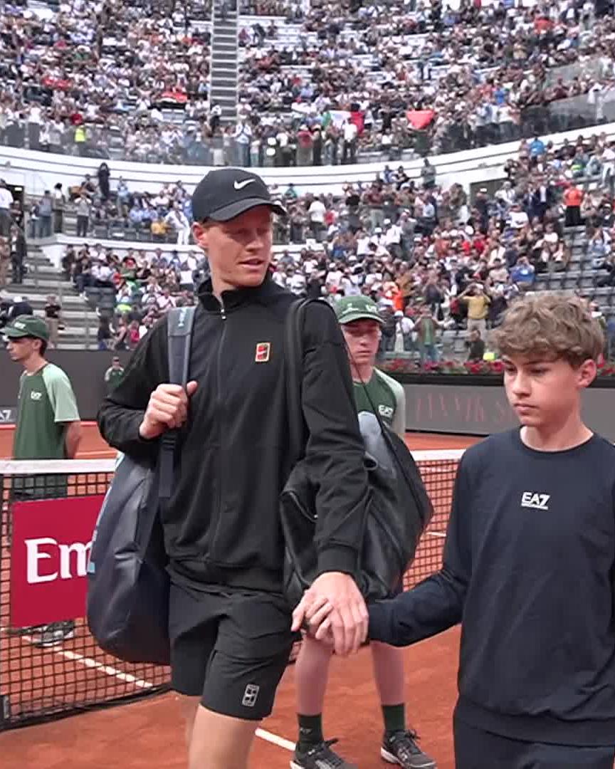 Jannik Sinner steps on court to play his opening match in Rome The only man in history to win 5 consecutive Masters titles... The hunt for 6 is on. ๐ฎ๐น๐ฆ